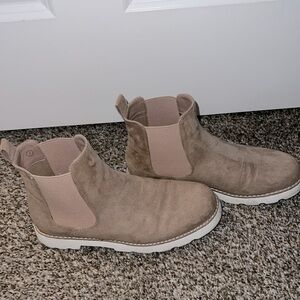 Amazon Brand Casual Ankle Chelsea Boot. Size: 7 Womens.